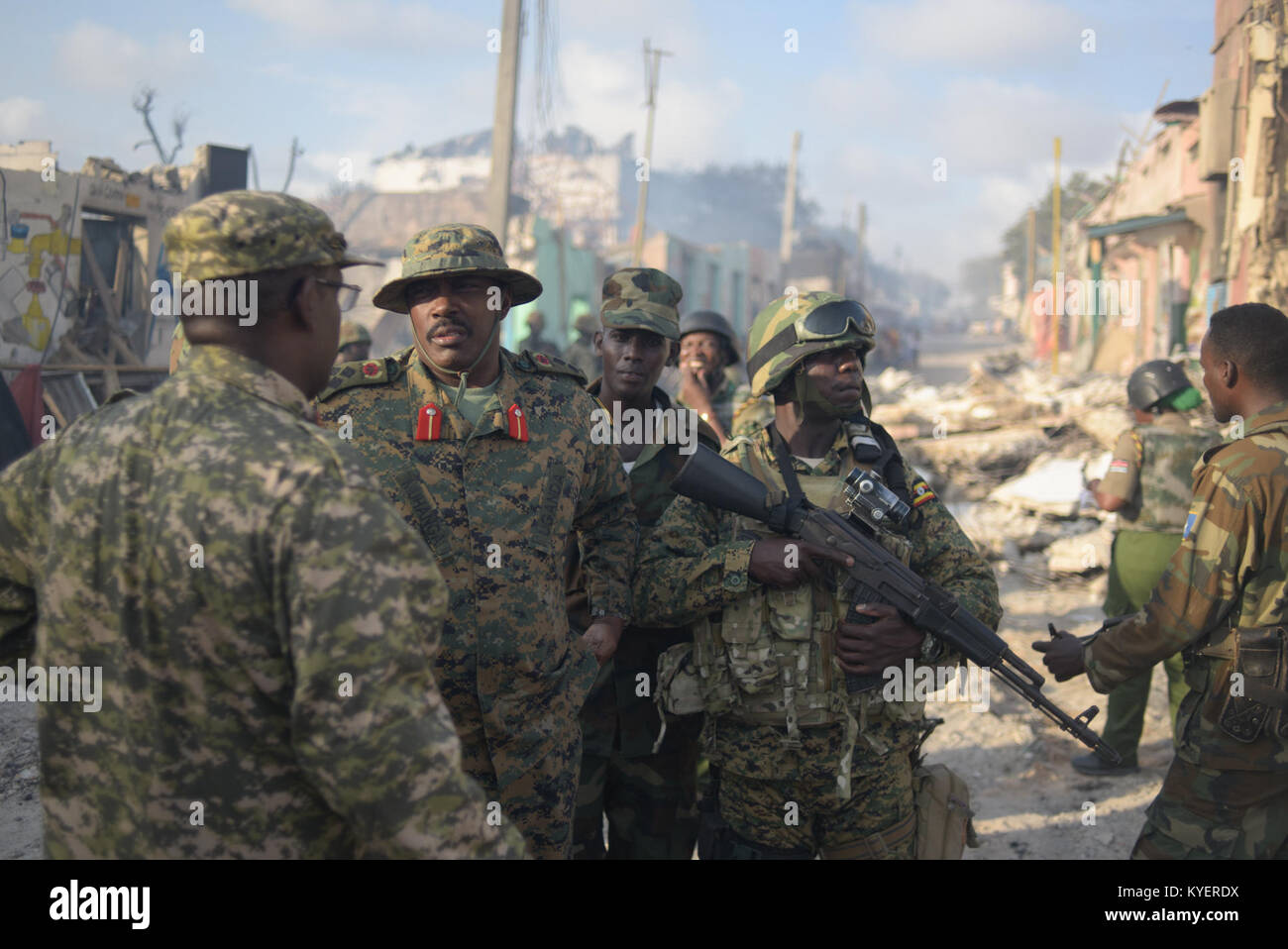 Brigadegeneral Kayanja Muhanga vom ugandischen Kontingent der Mission der Afrikanischen Union in Somalia (AMISOM) besucht am 15. Oktober 2017 den Ort eines VBIED-Angriffs in Mogadischu. Stockfoto