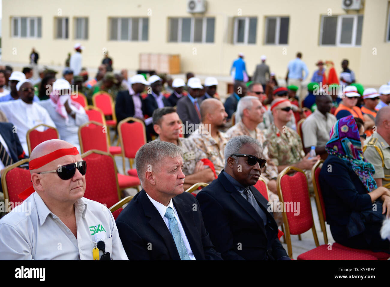 Gäste bei einer Zeremonie in Mogadischu, Somalia, am 20. Oktober 2017 zu Ehren der Opfer des Terroranschlags vom 14. Oktober, veranstaltet von der Mission der Afrikanischen Union in Somalia (AMISOM). Stockfoto
