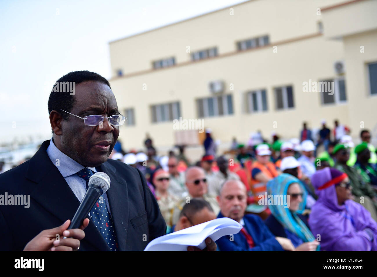 Botschafter Francisco Madeira, Sonderbeauftragter des Vorsitzenden der Kommission der Afrikanischen Union (SRCC) für Somalia, spricht am 20. Oktober 2017 in Mogadischu zu Ehren der Opfer des Terroranschlags vom 14. Oktober. Stockfoto