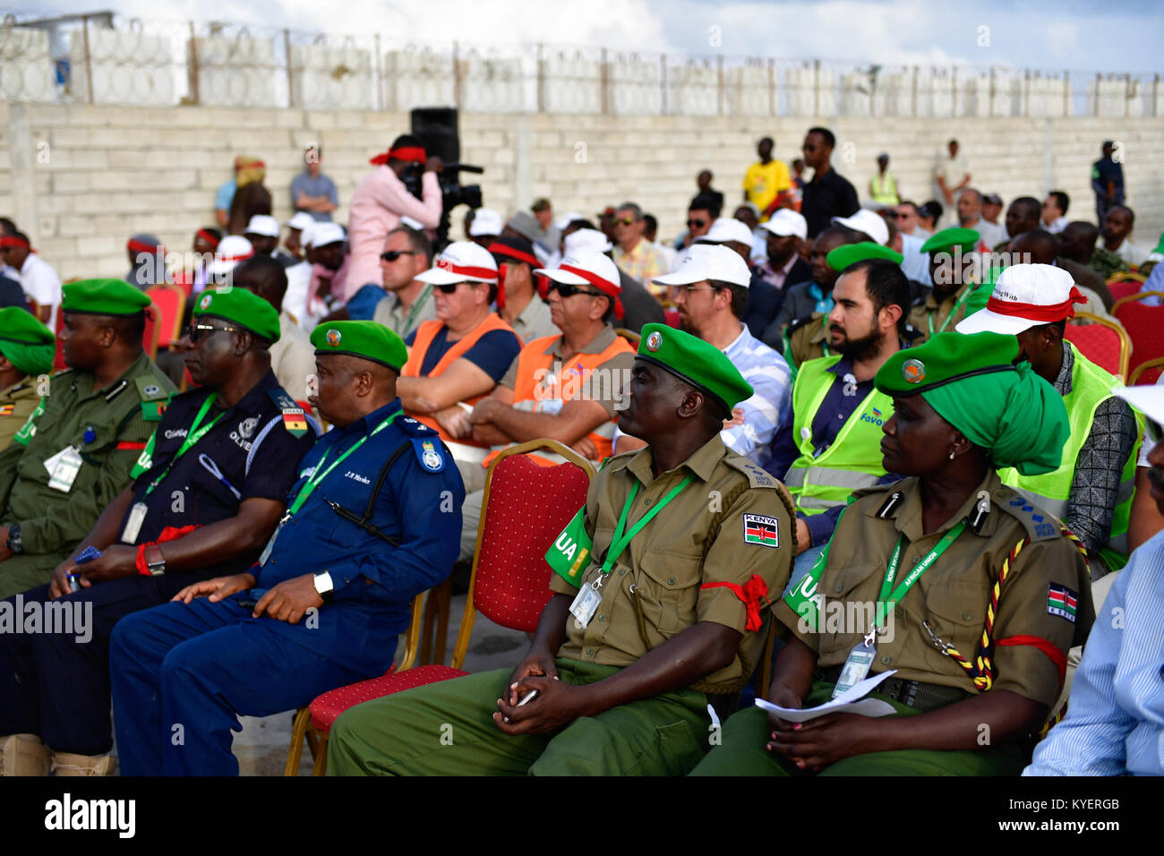 Teilnehmer an einer Zeremonie in Mogadischu am 20. Oktober 2017 zu Ehren der Opfer und Familien des Terroranschlags vom 14. Oktober, organisiert von der Mission der Afrikanischen Union in Somalia (AMISOM). Stockfoto