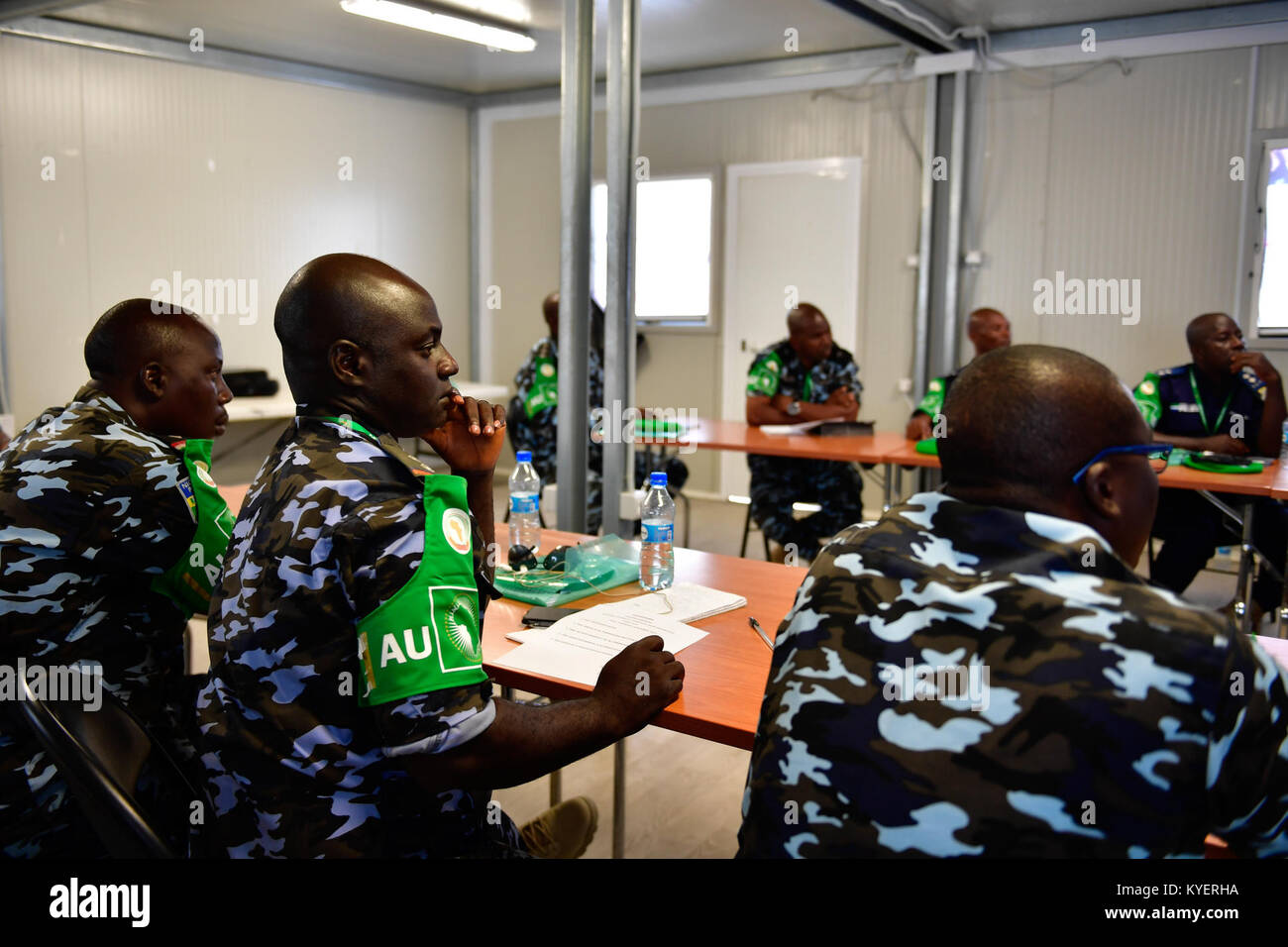 Neu entsandte einzelne Polizeibeamte (IPOs), die im Rahmen ihres Dienstes im Rahmen der Mission der Afrikanischen Union in Somalia (AMISOM) an einer Einführungsschulung in Mogadischu teilnahmen, die am 27. Oktober 2017 gefangen genommen wurde. Stockfoto