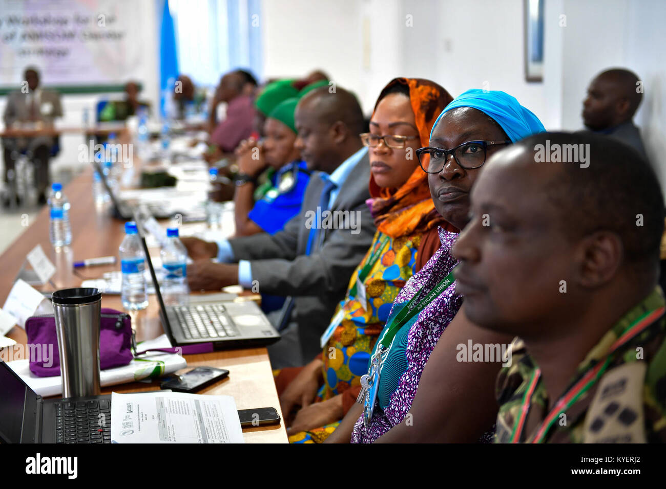 Teilnehmer an einem Workshop in Mogadischu am 31. Oktober 2017, in dem die Strategie für das Gender-Mainstreaming der Mission der Afrikanischen Union in Somalia (AMISOM) überprüft und aktualisiert wurde. Stockfoto