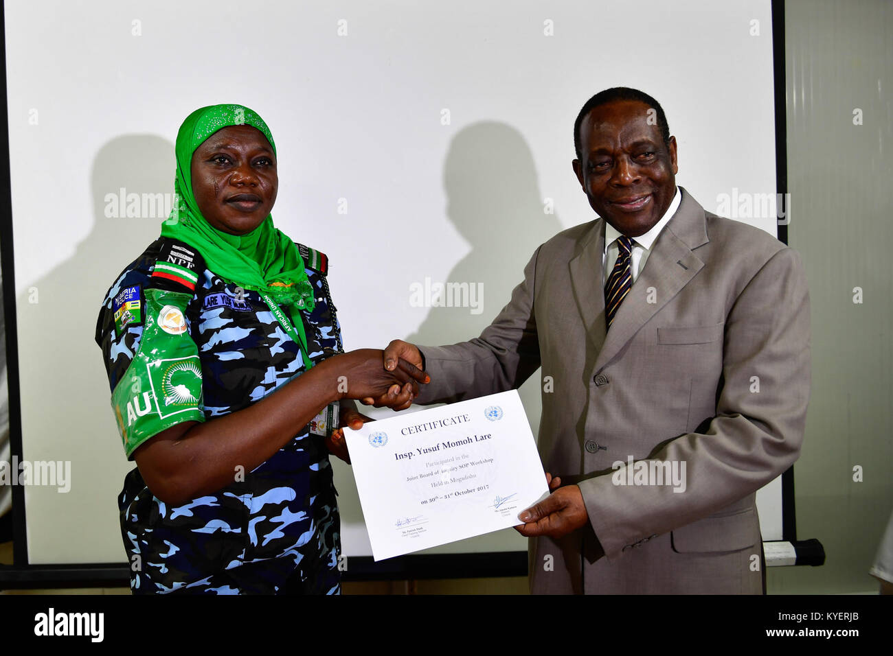 Ein Foto von Botschafter Francisco Madeira, Sonderbeauftragter der Kommission der Afrikanischen Union für Somalia, bei der Abschlusszeremonie eines UN- und AMISOM-Workshops am 31. Oktober 2017 in Mogadischu eine Bescheinigung vorlegt. Stockfoto