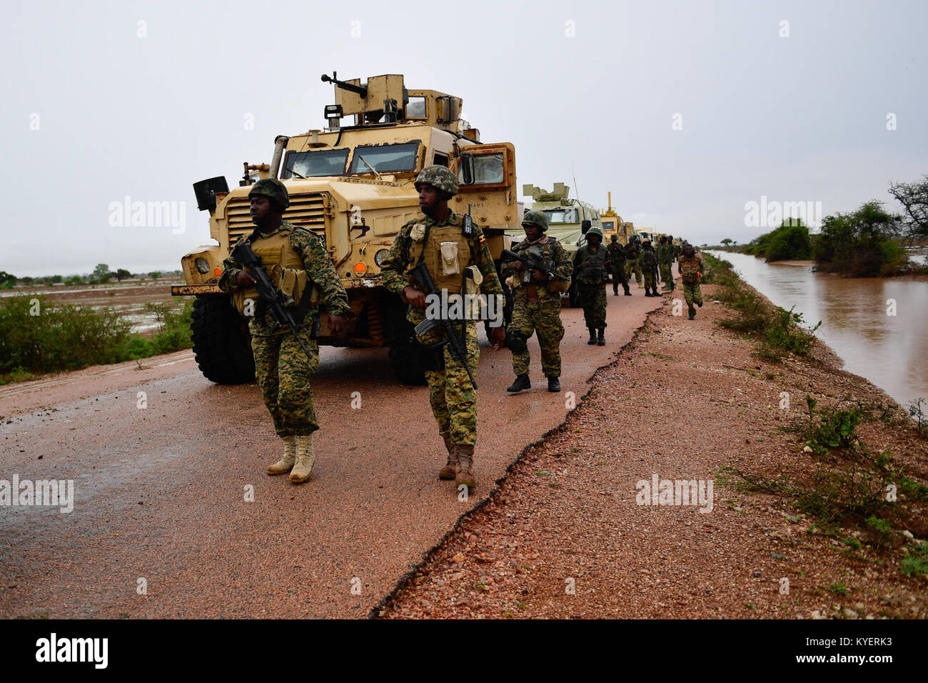 Ugandische Soldaten, die Teil der Mission der Afrikanischen Union in Somalia (AMISOM) sind, bereiten sich am 5. November 2017 in den Vororten der Stadt Afgooye (Somalia) auf Operationen zur Bekämpfung der Al-Shabaab-Kämpfer vor. Stockfoto