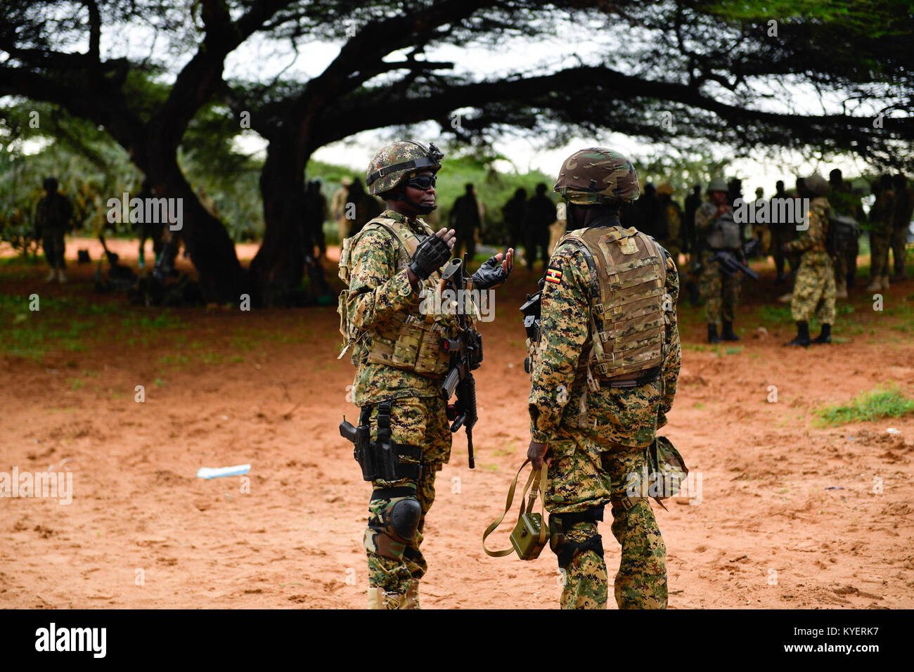 Ugandische Soldaten mit der Mission der Afrikanischen Union in Somalia (AMISOM) bereiten sich am 5. November 2017 auf Operationen in Afgooye vor, um AlShabaab-Kämpfer in der Region Lower Shabelle zu bekämpfen. Stockfoto