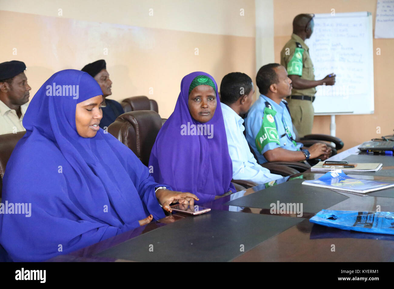 Polizisten der South West Staat Somalia nehmen Sie an einem Training auf grundlegende Tatort Management an der Präsidentenpalast in Baidoa am 08.November 2017. Das Training wurde von der Mission der Afrikanischen Union in Somalia (AMISOM) Polizei Komponente durchgeführt. Die AMISOM Foto Stockfoto