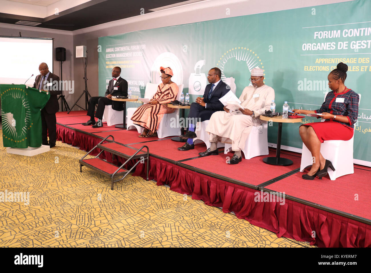 Prof. Kalisa Mbanda, Vorsitzende der Nationalen Wahlkommission Ruandas, hält bei der Eröffnung des 4. Jährlichen Kontinentalforums über Wahlverwaltungsorgane in Kigali, Ruanda, am 9. Und 10. November 2017 eine Rede. Stockfoto