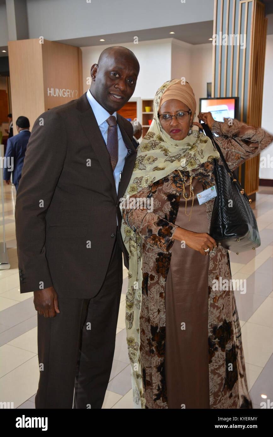 Der Vorsitzende der Unabhängigen Nationalen Wahlkommission (Niec) von Somalia, Frau Halima Ismail Ibrahim (Mitte) interagiert mit Herrn Serge Kubwimana, die Vereinten Nationen der Älteren politischen/Wahl Affairs Officer in der Wahlunterstützung. Dieser am Rande der 4. jährlichen Continental Forum am Wahltag die Gremien von der Kommission der Afrikanischen Union organisiert wurde. Das Forum fand in Kigali, Ruanda vom 09. November bis 10. November 2017 und anerkannten Jugend als wichtige Ressourcen an der Durchführung von Wahlen in Afrika. Die AMISOM Foto Stockfoto