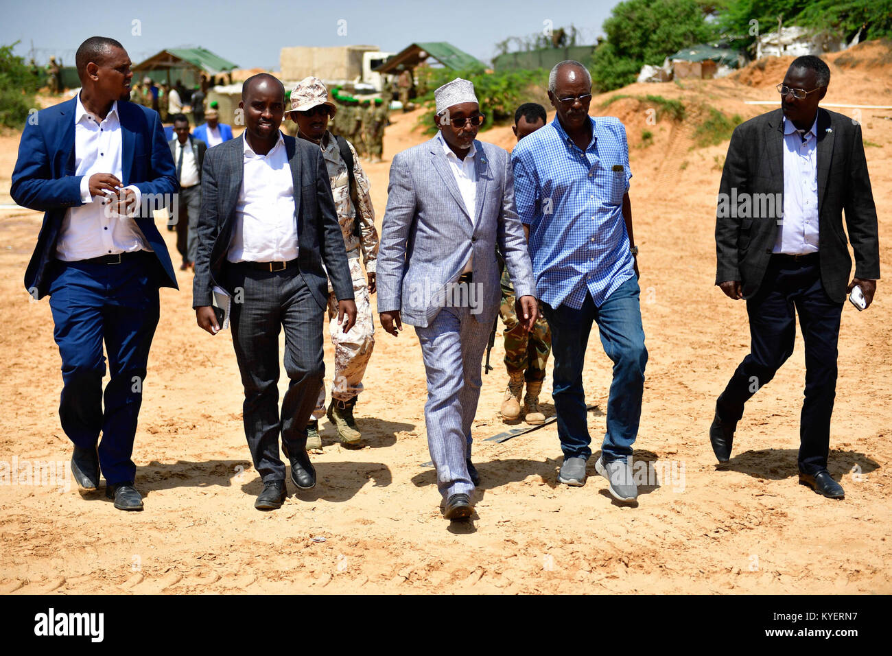 Der Präsident der South West Staat Somalia, Sharif Hassan Sheikh Adan (Mitte), die von lokalen Beamten begleitet, kommt in Barawe, Lower Shabelle Region. Präsident Sharif joined Beamten der Hilfsmission der Vereinten Nationen in Somalia (UNSOM) und die Mission der Afrikanischen Union in Somalia (AMISOM) auf einem Arbeitsbesuch in Barawe, Lower Shabelle Region am 15. November 2017. Die AMISOM Foto/Raymond Baguma Stockfoto