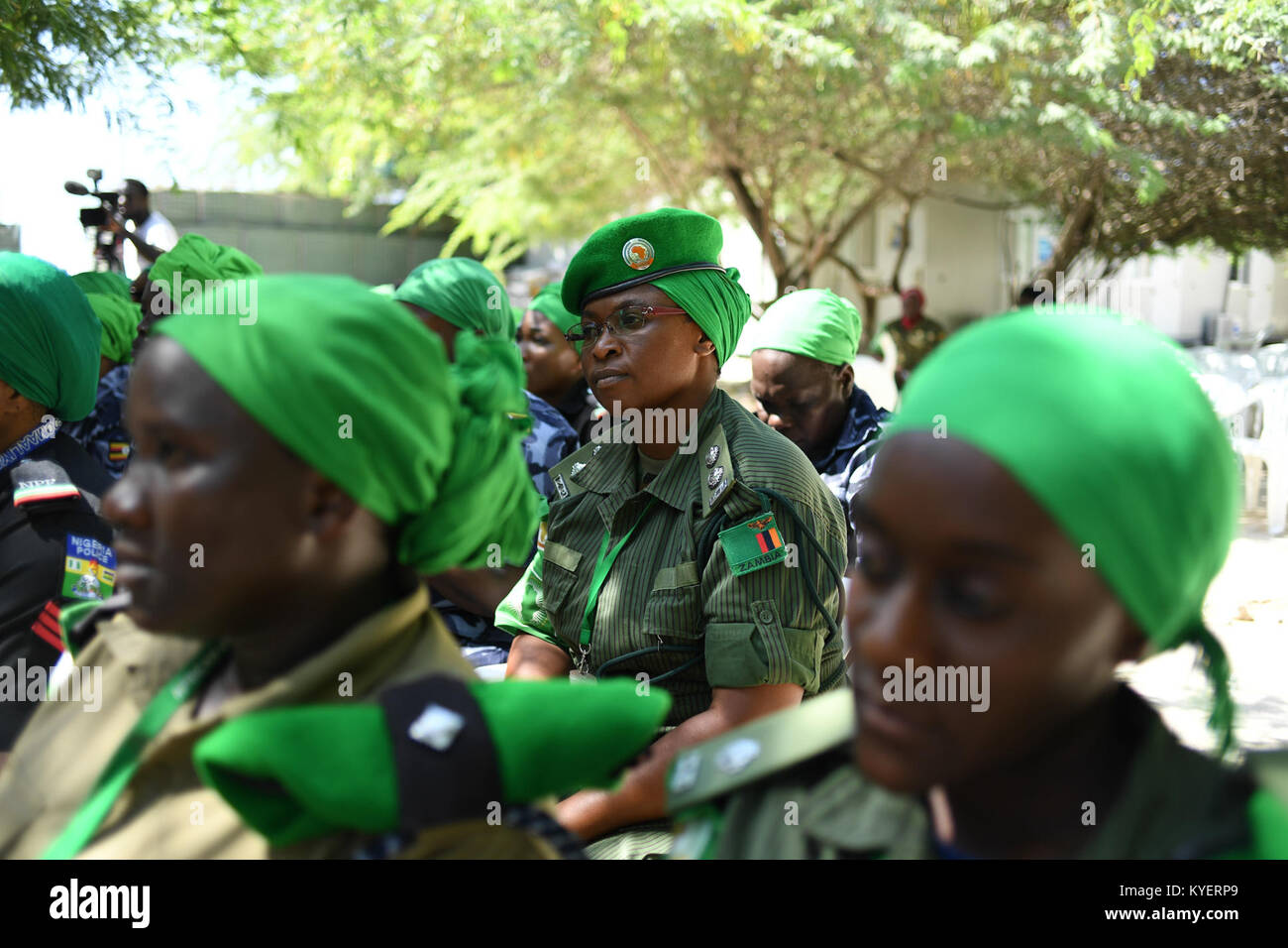 Weibliche Soldaten im Rahmen der Mission der Afrikanischen Union in Somalia (AMISOM) Teilnahme an einer Funktion zu 16 Tage aktiv gegen Geschlechtergewalt Gender-Based Gewalt in Mogadischu, Somalia, am 26. November 2017. Die AMISOM Foto/Omar Abdisalan Stockfoto