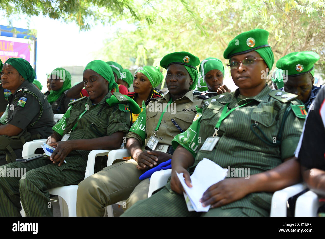 Soldatinnen in der Mission der Afrikanischen Union in Somalia (AMISOM) nehmen an einer Veranstaltung in Mogadischu, Somalia, Teil, die 16 Tage des Aktivismus gegen geschlechtsspezifische Gewalt feiert. Stockfoto