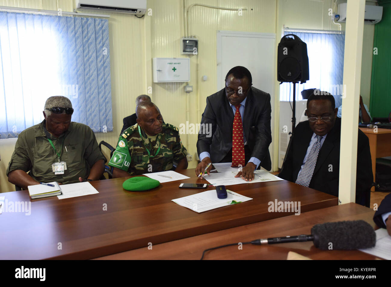 Mitglieder des Staates AMISOM und Hirshabelle unterzeichnen einen Pachtvertrag am Hauptsitz der Afrikanischen Union in Mogadischu, Somalia, was einen wichtigen Meilenstein in ihrer Zusammenarbeit darstellt. Stockfoto