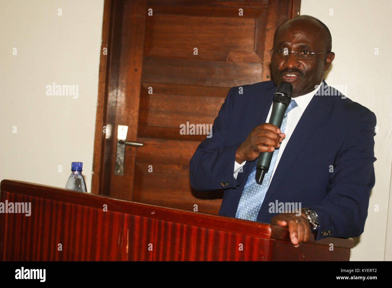 Foto von Simon Mulongo, stellvertretender Sonderbeauftragter des Vorsitzenden der Kommission der Afrikanischen Union in Somalia, während eines Workshops zum Schutz von Kindern am 28. November 2017 in Kampala, Uganda. Stockfoto