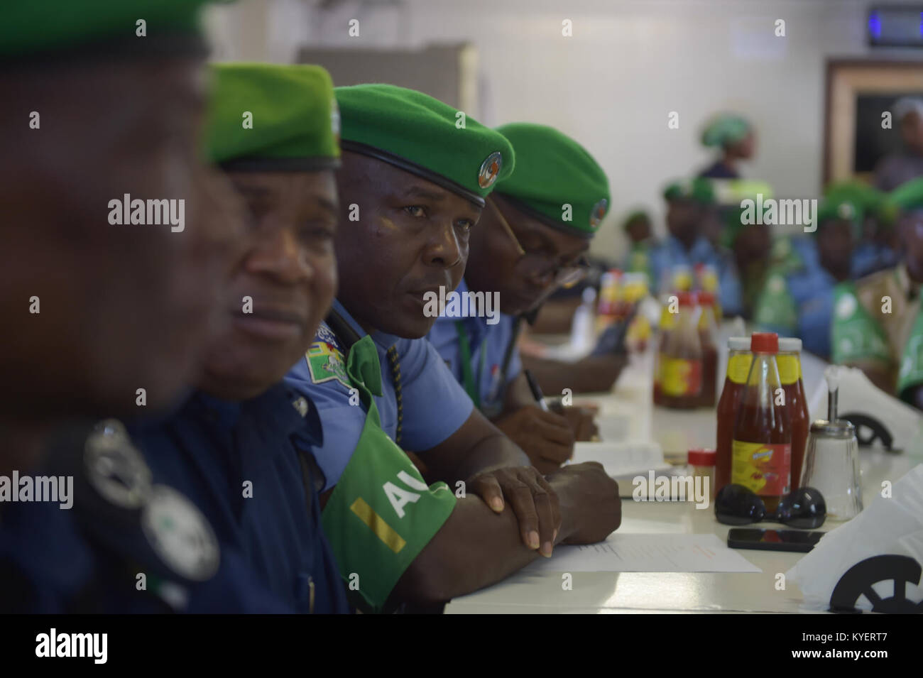 Polizeibeamte der Mission der Afrikanischen Union in Somalia (AMISOM) nehmen an einer Abschiedszeremonie für Polizeikommissar Anand Pillay Teil, die das Ende seiner Amtszeit am 28. November 2017 begeht. Stockfoto