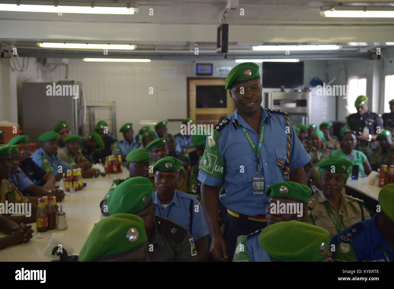 Mitglieder des Senior Leadership Teams der Mission der Afrikanischen Union in Somalia (AMISOM) bei einer Zeremonie am 28. November 2017, um Polizeikommissar Anand Pillay nach Beendigung seines Dienstes zu verabschieden. Stockfoto
