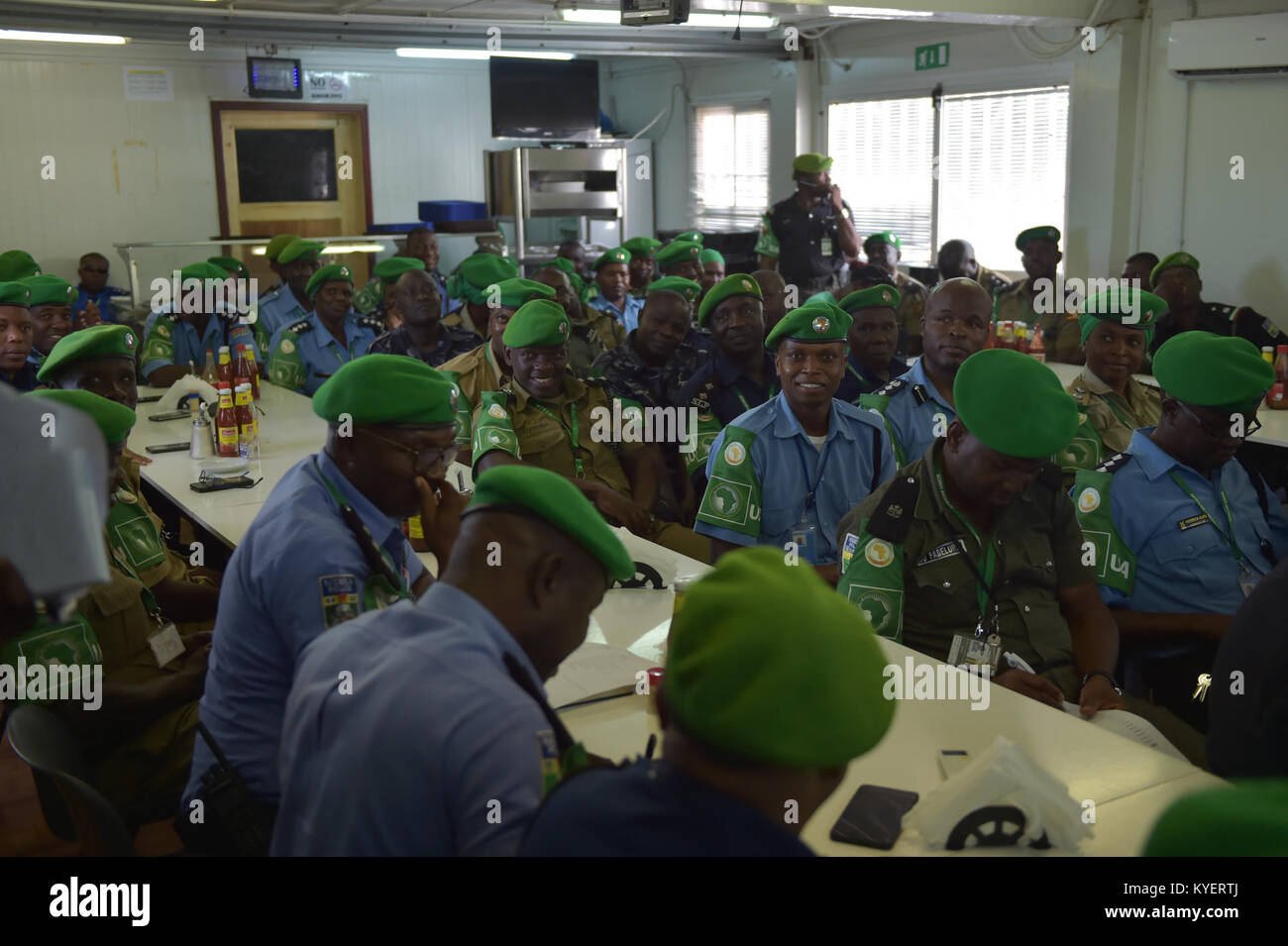 Zeremonie zur Beendigung des Dienstes für den Polizeikommissar der AMISOM Anand Pillay, in der hochrangige Mitglieder des Führungsteams der Mission der Afrikanischen Union in Somalia anwesend sind. Stockfoto