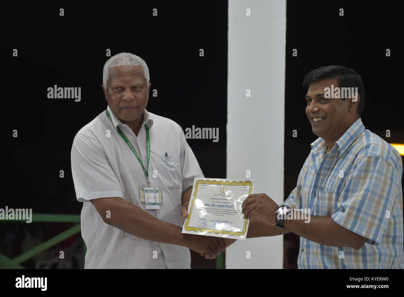 Generalmajor Fidza Dludlu von AMISOM legt Anand Pillay, dem scheidenden Polizeikommissar, eine Bescheinigung vor, mit der Pillays Dienst in der Mission der Afrikanischen Union in Somalia im November 2017 beendet wurde. Stockfoto