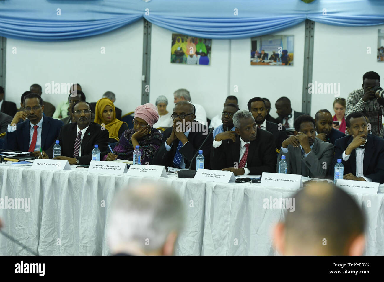 Die Minister der Bundesregierung Somalias nehmen am 5. Dezember 2017 am Somalia Partnerschaftsforum in Mogadischu Teil, um kritische Fragen zu erörtern, denen sich das Land gegenübersieht, wobei der Schwerpunkt auf der internationalen Zusammenarbeit liegt. Stockfoto