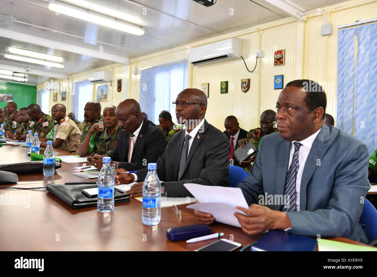 Dieses Bild zeigt eine Brainstorming-Sitzung, an der hochrangige Beamte der Afrikanischen Union und der AMISOM teilnahmen, bei der das Konzept der Überprüfung der Operationen erörtert wird, ein wichtiges Treffen zur Verbesserung der Bemühungen der AMISOM in Somalia. Stockfoto