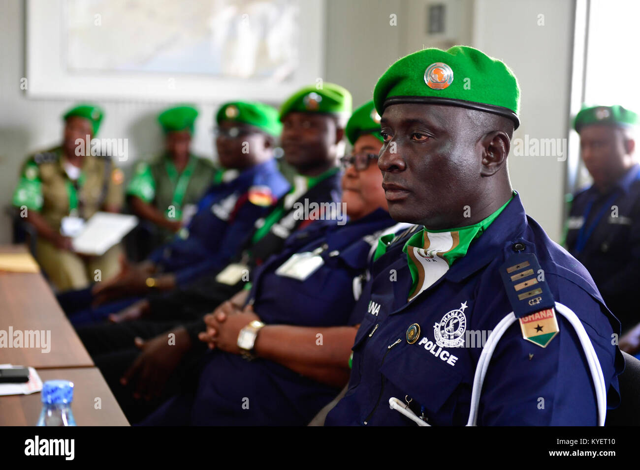 Polizeibeamte Ghaniens nehmen am 16. Dezember 2017 an einer Abschiedsfeier in Mogadischu, Somalia, Teil, um ihre Dienstreise mit der Mission der Afrikanischen Union in Somalia (AMISOM) zu beenden. Stockfoto
