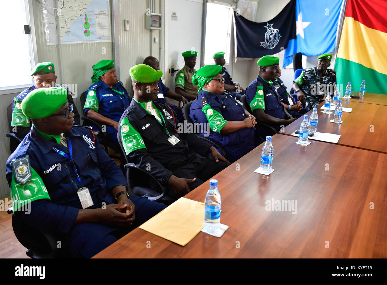 Polizeibeamte Ghaniens nehmen am 16. Dezember 2017 an einer Abschiedszeremonie in Mogadischu Teil, nachdem sie ihre Dienstreise mit der Mission der Afrikanischen Union in Somalia (AMISOM) beendet hatten. Stockfoto