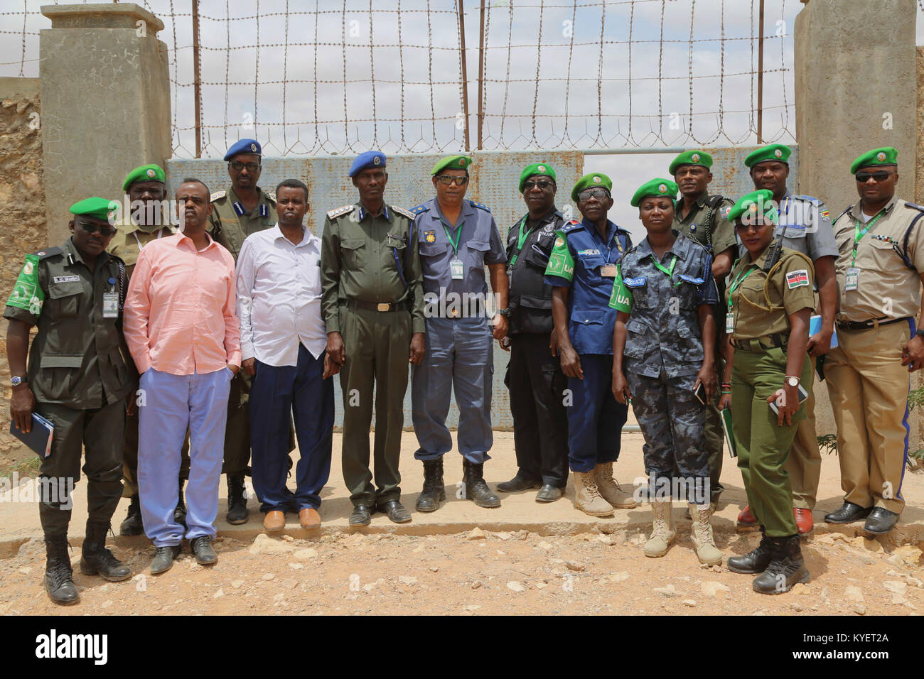 Brigadier Anand Pillay, den Polizeichef von der Mission der Afrikanischen Union in Somalia (AMISOM) von leitenden Beamten der AMISOM und die somalische Polizei begleitet posieren für ein Gruppenfoto während eines Besuchs in einem Polizei Training Center in Beletweyne, Somalia am 9. August 2017. Die AMISOM Foto Stockfoto