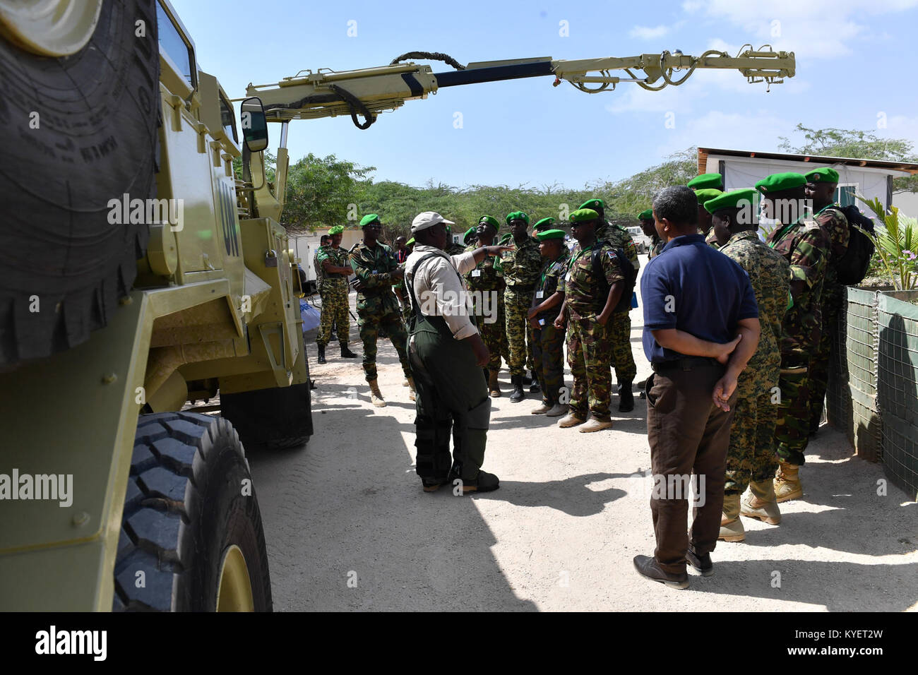 UNMAS-Beamte demonstrieren die sichere Detonation verschiedener Sprengkörper für neue Einsatzkräfte am Hauptquartier der AMISOM in Mogadischu, Somalia, am 20. Dezember 2017. Stockfoto