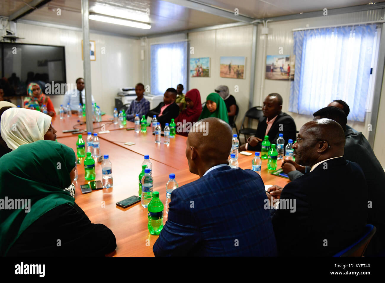 Simon Mulongo, Stellvertretender Sonderbeauftragter der Kommission der Afrikanischen Union für Somalia, arbeitet am 23. Dezember 2017 mit somalischen Jugendführern und Aktivisten bei der AMISOM-Mission in Mogadischu zusammen. Stockfoto