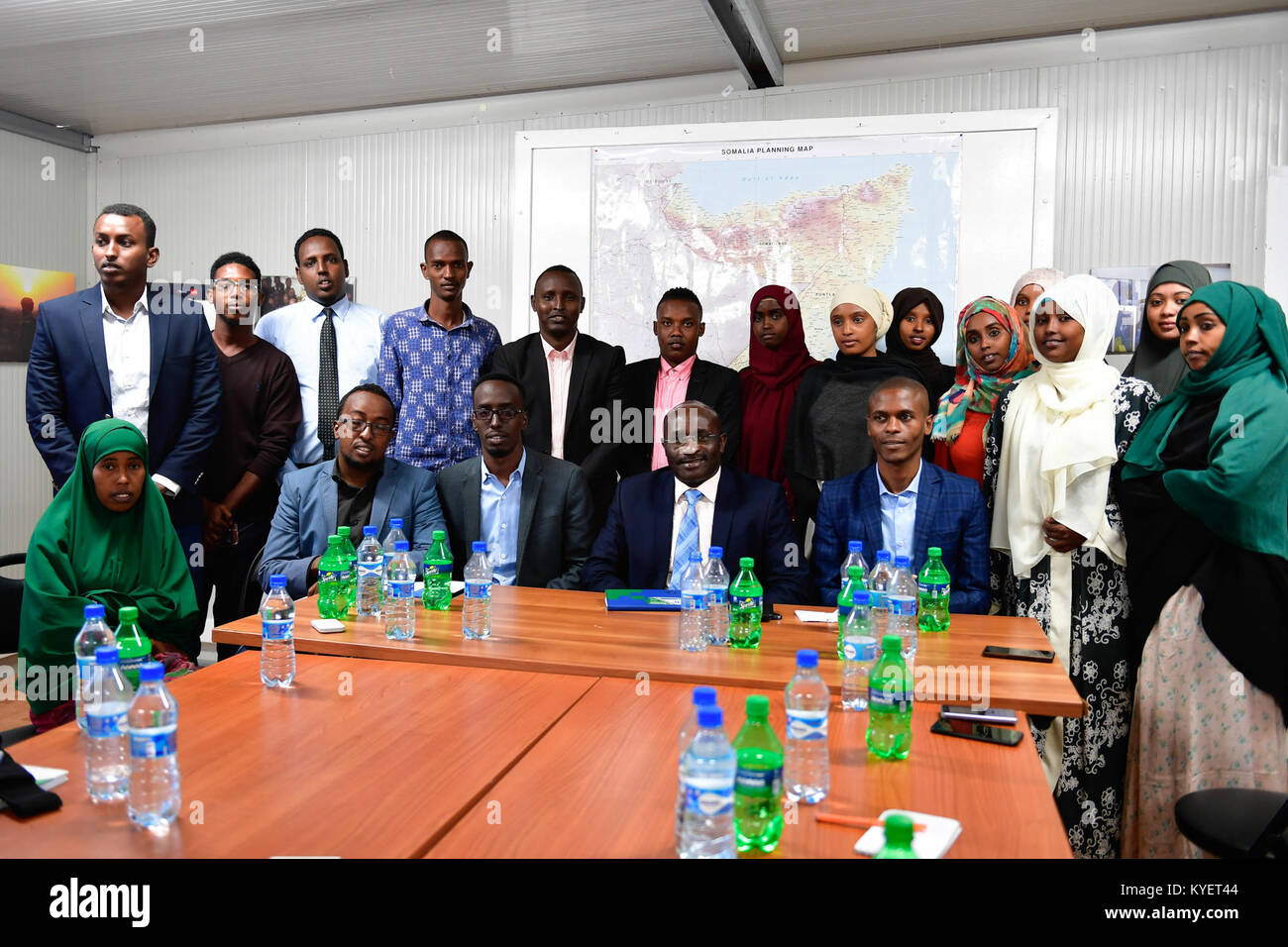Simon Mulongo, Stellvertretender Sonderbeauftragter des Vorsitzenden der Kommission der Afrikanischen Union, posiert nach einem Treffen im AMISOM-Hauptquartier in Mogadischu mit somalischen Jugendführern und Aktivisten. Dieses Bild wurde am 23. Dezember 2017 aufgenommen. Stockfoto