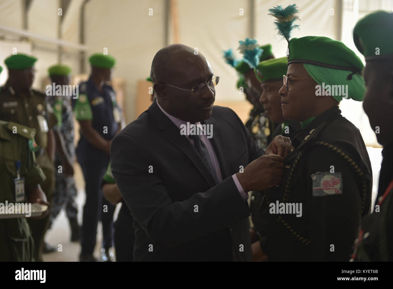 Die AMISOM "s DSRCC, Simon Mulongo, Awards, eine Medaille bei einer Siegerehrung die Abfahrt der Nigerianischen Kontingent von Polizeibeamten, die am 6. Januar 2018 zu markieren, in Mogadischu, Somalia. Die AMISOM Foto Stockfoto