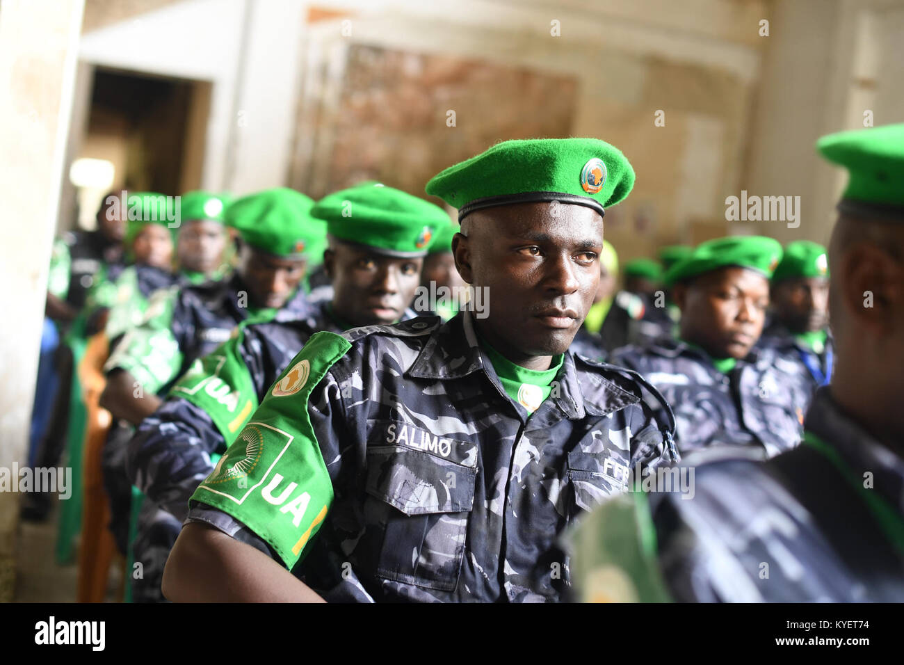 Ugananda bildete am 11. August 2017 bei einer Zeremonie in Mogadischu (Somalia) Polizeibeamte, die den Abschluss ihrer obligatorischen Einführungsschulung bei der Mission der Afrikanischen Union in Somalia (AMISOM) feierten. Stockfoto