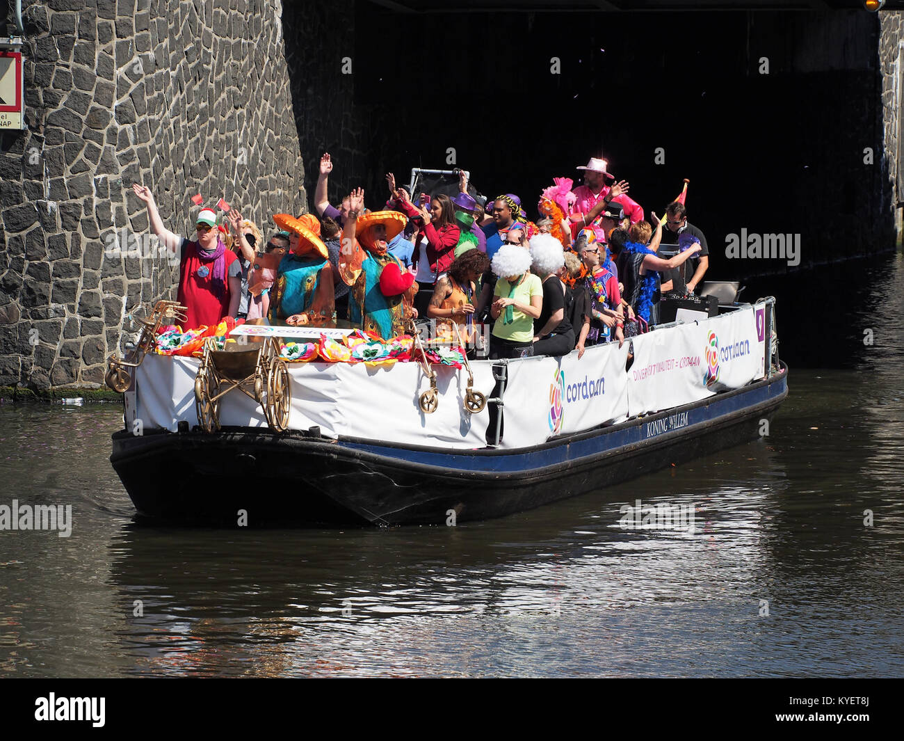 Ein Foto von Boot 9 Cordaan während der Canal Parade in Amsterdam im Jahr 2017, das das lebhafte, farbenfrohe Ereignis zeigt, das die Kultur und den Stolz der Stadt feiert. Stockfoto