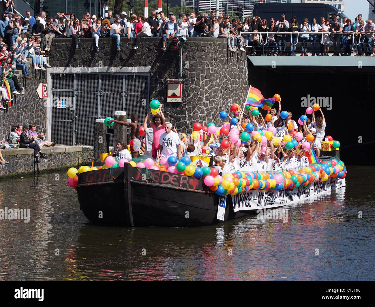 Boot 10, My Pride My Family, Teilnahme an der Canal Parade 2017 in Amsterdam, die das Thema Familienstolz während des LGBTQ+ PRIDE Events repräsentiert. Stockfoto