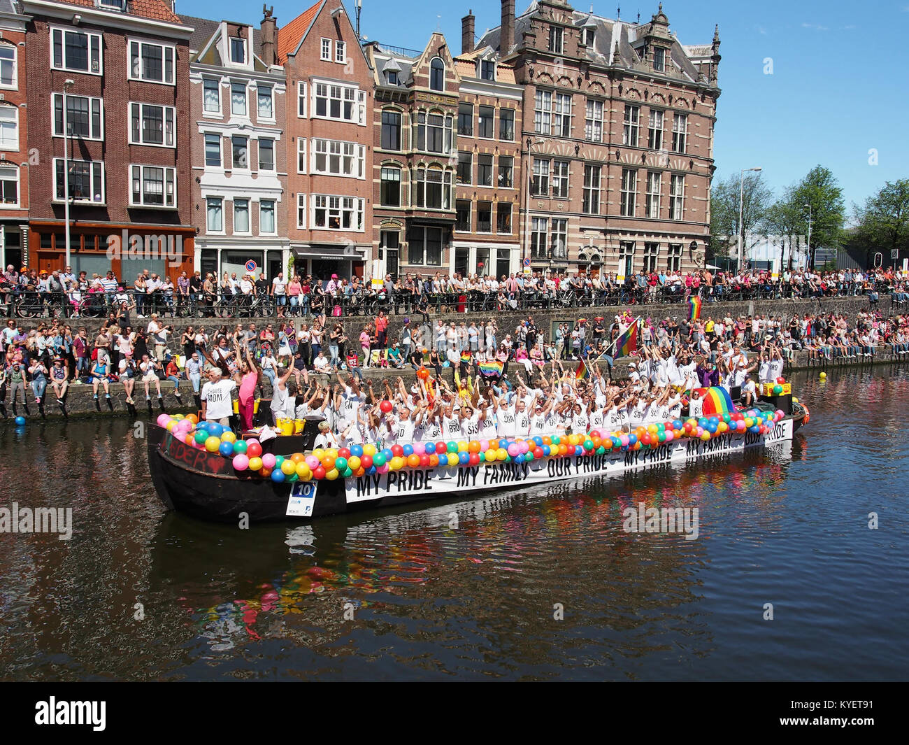 Boot 10, „My Pride My Family“, während der Canal Parade in Amsterdam 2017, einem bedeutenden Ereignis, das den Stolz der LGBTQ+ in der Stadt feiert. Stockfoto