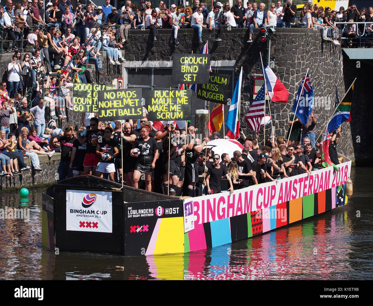 Ein Boot mit 11 Teilnehmern am Bingham Cup, einem internationalen Rugby-Turnier, das 2017 während der Canal Parade in Amsterdam stattfand. Stockfoto