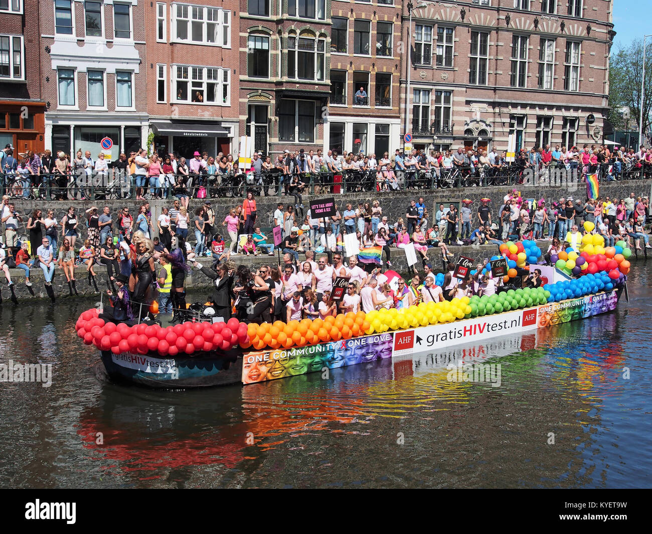 Foto von Boot 13 in der Canal Parade in Amsterdam, 2017, das die farbenfrohe und festliche Atmosphäre der Veranstaltung zeigt. Stockfoto