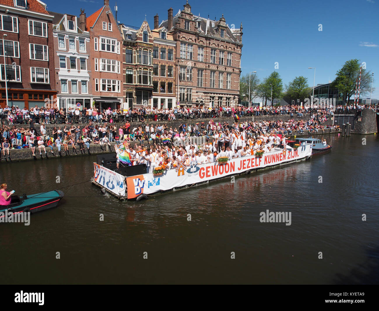 Boat 14, ein dekoriertes Schiff auf der Canal Parade 2017 in Amsterdam, wird während des farbenfrohen und lebhaften LGBTQ+ Stolz-Events fotografiert, bei dem Vielfalt und Integration gefeiert werden. Stockfoto