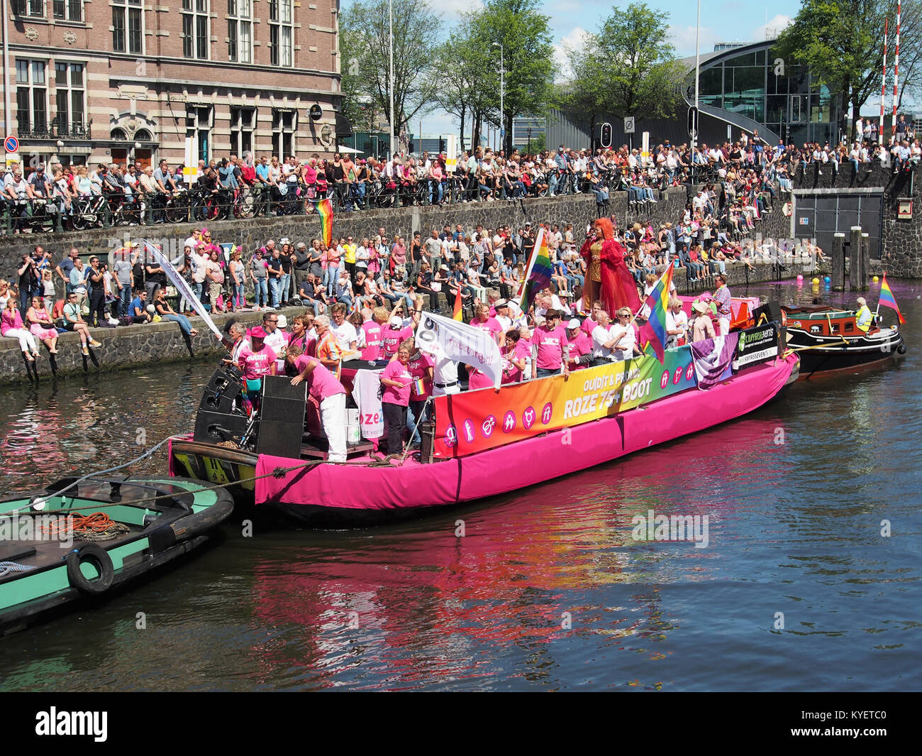 Ein Foto von Boot 19 von der Canal Parade in Amsterdam 2017, das die Teilnehmer und das Thema des Bootes zeigt: LGBTQ+ Stolz und Sichtbarkeit. Stockfoto