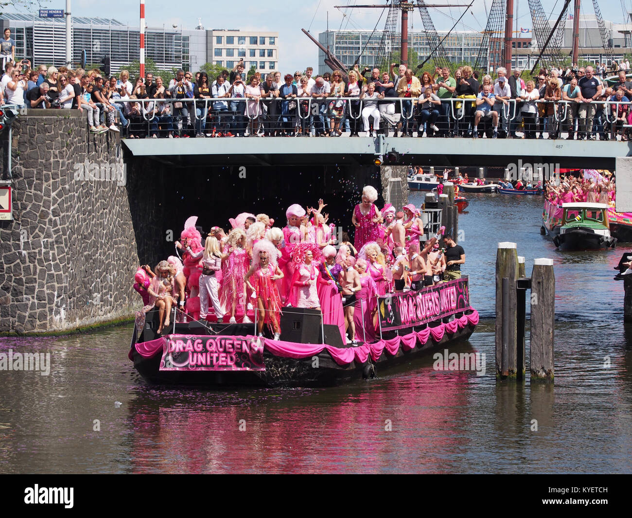 Boat 21, das Drag Queens United repräsentiert, nimmt 2017 an der Canal Parade in Amsterdam Teil und zeigt lebendige Kostüme und feiert den Stolz und die Inklusivität der LGBTQ+. Stockfoto