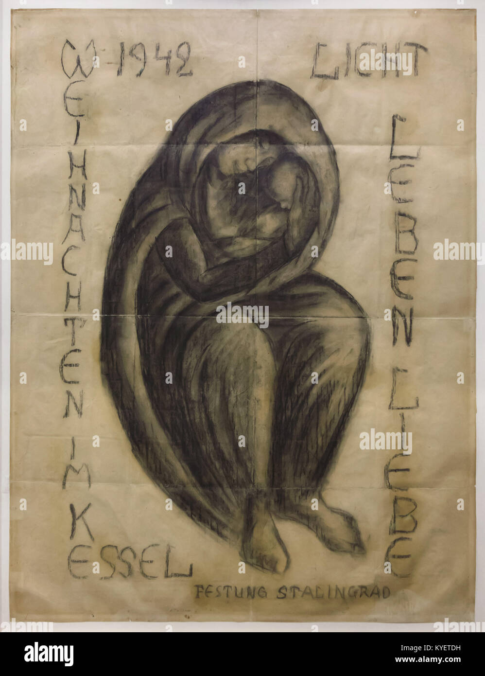 Stalingrad Madonna von deutschen Soldaten Kurt Reuber 1942 während der Schlacht von Stalingrad in der Kaiser-Wilhelm-Gedächtniskirche () in Berlin, Deutschland. Kurt Reuber dienten in der Wehrmacht als Feld Chirurg während des Zweiten Weltkrieges. Er produzierte dieser Kohlezeichnung auf der Rückseite des sowjetischen Karte zu Weihnachten 1942 während der Belagerung von Stalingrad. Kurt Reuber wurde gefangen im Februar 1943 getroffen und starb im Januar 1944 im Kriegsgefangenenlager in Yelabuga, während die Zeichnung überlebt war und ist jetzt in Berlin angezeigt. Stockfoto