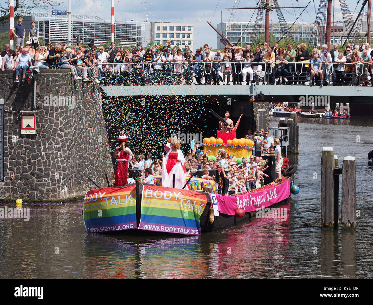 Boot 26, genannt Bodytalk, bei der Canal Parade 2017 in Amsterdam. Das Boot ist Teil des jährlichen LGBTQ+ Pride Events, bei dem Vielfalt und Integration in der Stadt gefeiert werden. Stockfoto