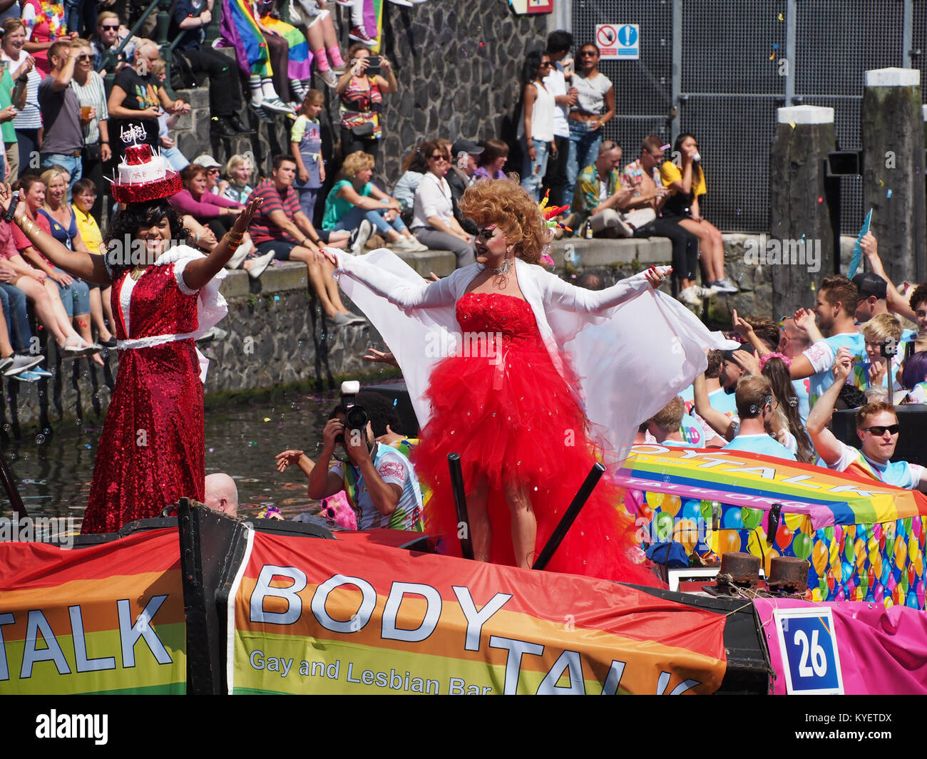 Ein Boot namens „Bodytalk“, das 2017 an der Canal Parade in Amsterdam teilnahm. Das Boot ist in hellen Farben gehalten und zeigt den LGBTQ+ Stolz, Teil des jährlichen Amsterdam Pride Events. Stockfoto