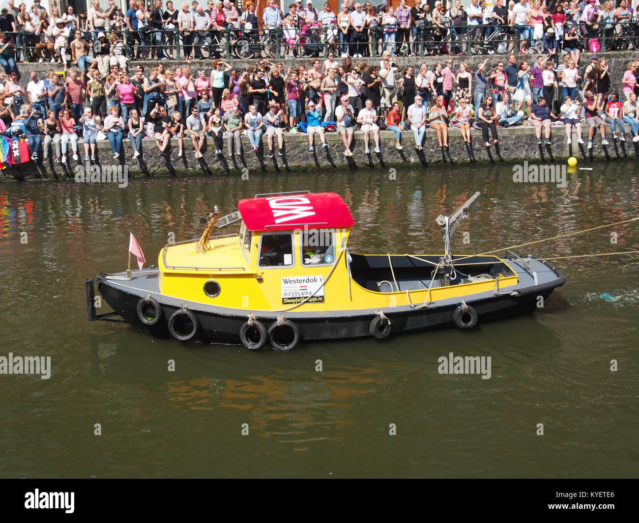 Boot 27, „Proud to Be Trans“, nimmt 2017 an der Amsterdamer Canal Parade Teil und zeigt einen Schlafstiefel namens Westerdok 1. Stockfoto