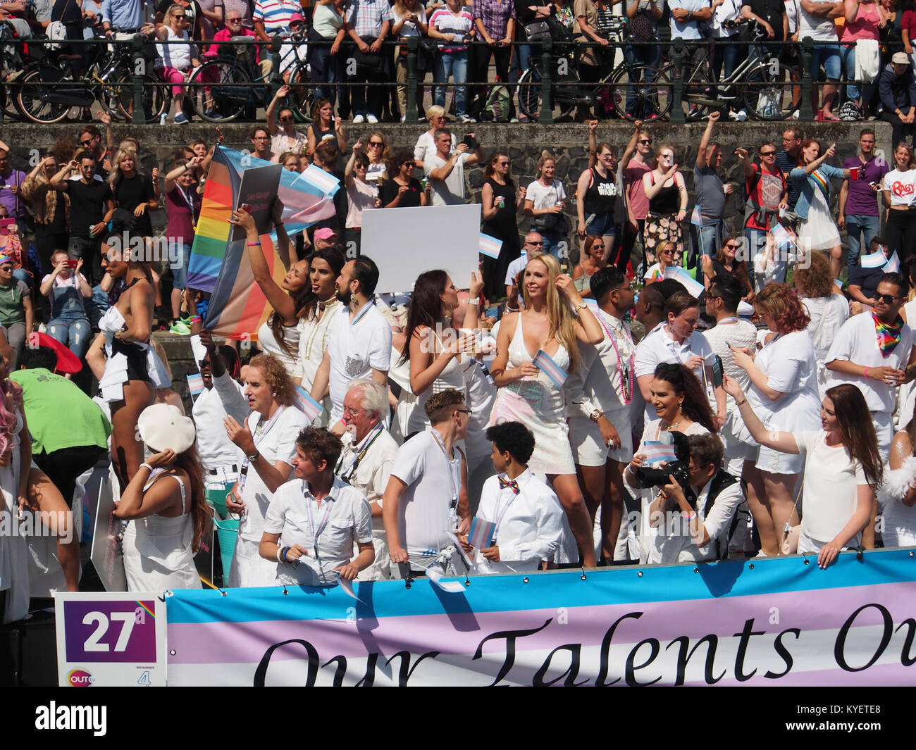 Ein Foto von Boot 27, Teil der Canal Parade in Amsterdam 2017, das die LGBTQ+ Community feiert und das Thema „stolze Trans zu sein“ während der jährlichen Veranstaltung aufgenommen wurde. Stockfoto