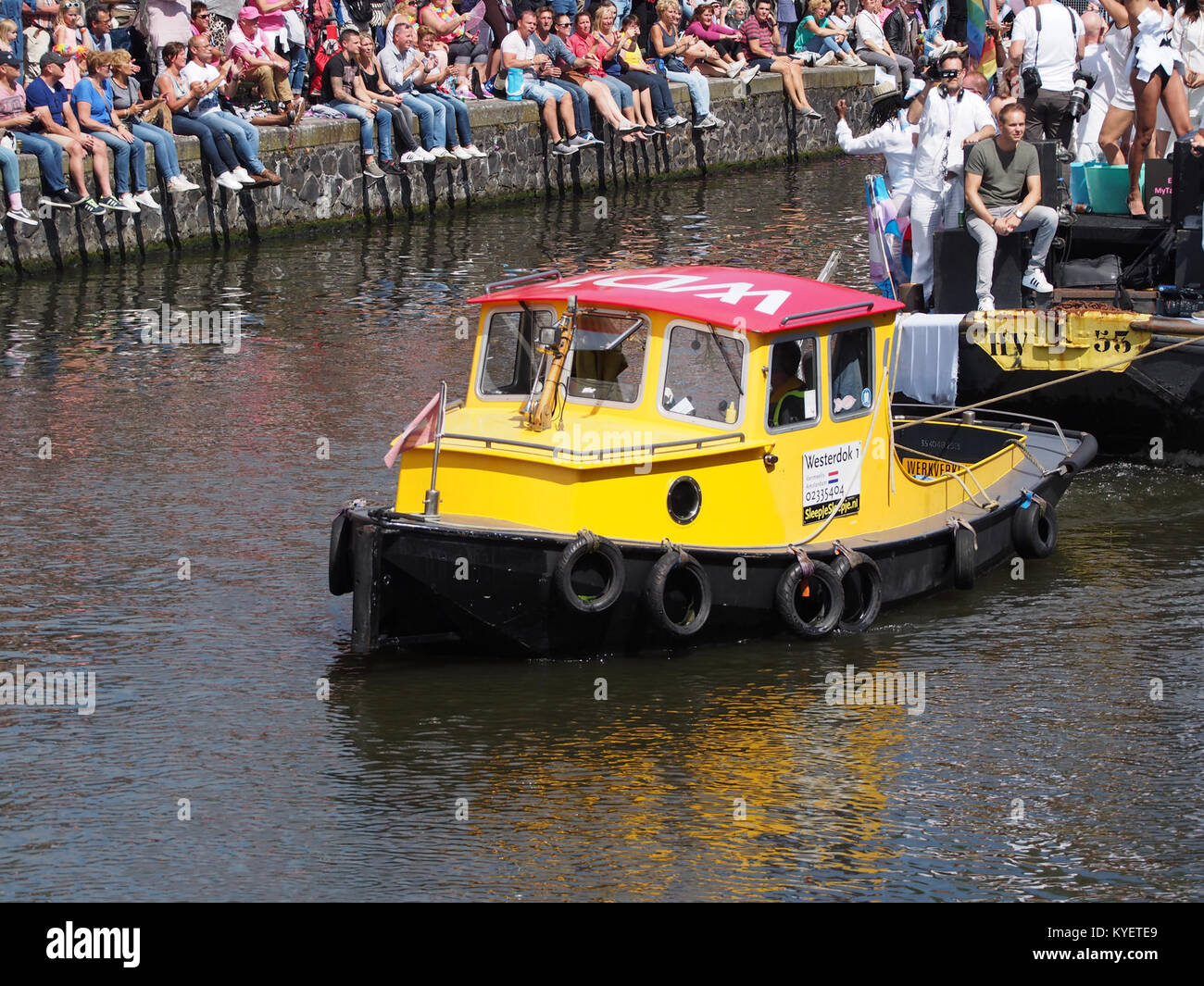 Boot 27 mit dem Titel „Proud to be Trans“ nimmt an der Amsterdamer Kanalparade 2017 Teil, die Inklusivität und die Feier der Transgender-Rechte innerhalb der LGBTQ+ Community symbolisiert. Das Bild zeigt das lebhafte Display des Bootes und die Botschaft der Unterstützung. Stockfoto