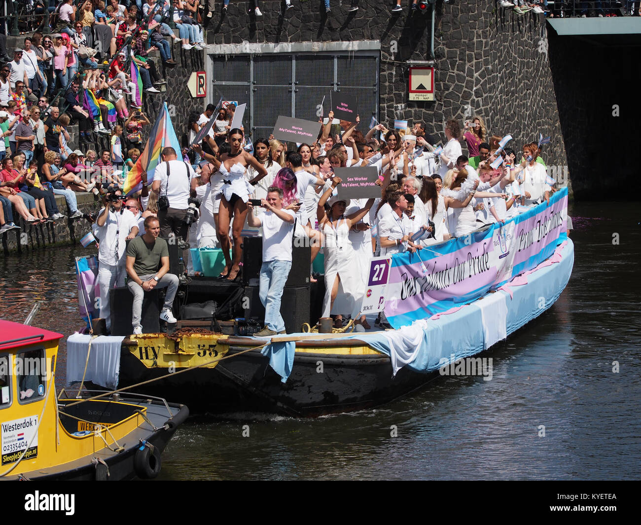 Boot 27, „stolz auf Trans“, nimmt an der Canal Parade 2017 in Amsterdam Teil, die Teil der jährlichen LGBTQ+-Feier der Stadt ist. Das Boot repräsentiert den Stolz und die Sichtbarkeit der Transgender. Stockfoto