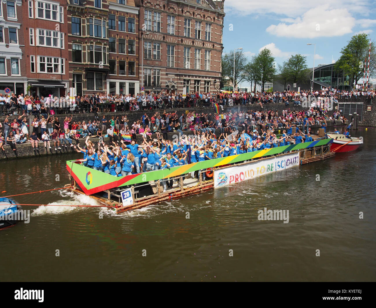 Boot 28 nimmt 2017 an der Canal Parade in Amsterdam Teil und feiert während der Veranstaltung den Stolz der Scout. Stockfoto