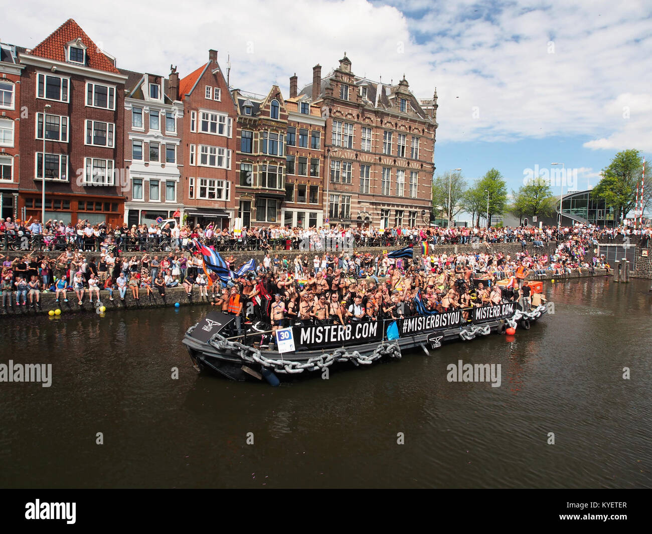 Dieses Bild zeigt das Boot 30 mit dem Namen Mr. B, das 2017 an der Canal Parade in Amsterdam teilnimmt. Das Boot spiegelt die festliche und inklusiv ausgerichtete Atmosphäre der LGBTQ+ Stolz-Feier wider. Stockfoto