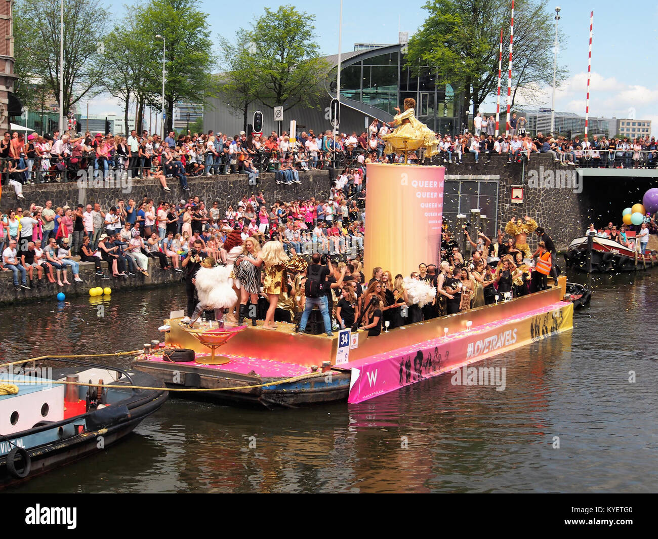 Foto von Boot 34, Teil der Canal Parade in Amsterdam, aufgenommen während der Veranstaltung 2017. Auf der Parade wurden farbenfrohe, dekorierte Boote gezeigt, die den Stolz der LGBTQ+ feierten. Stockfoto