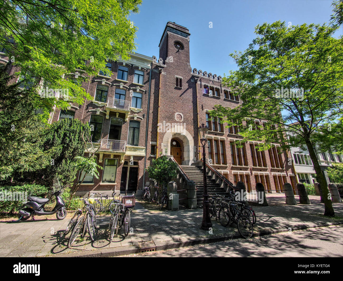 Ein historisches Foto von Henri Polaklaan 9, einer Straße in Amsterdam. Das Foto zeigt einen wichtigen städtischen Ort in der Stadt und hebt die architektonischen Elemente und den historischen Kontext hervor. Stockfoto